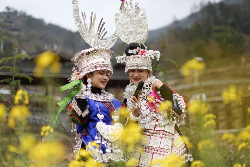 3月10日，游客在油菜花叢中游玩。楊武魁攝