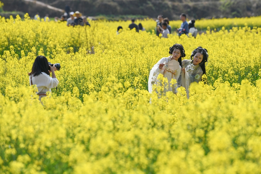游客身著漢服拍照。