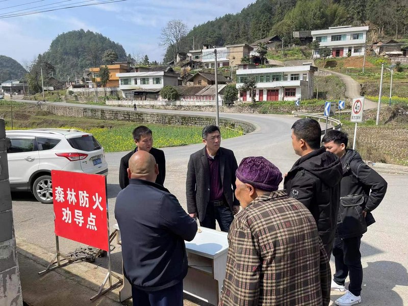 開陽縣森林防滅火工作組深入花梨鎮開展森防工作檢查.jpg