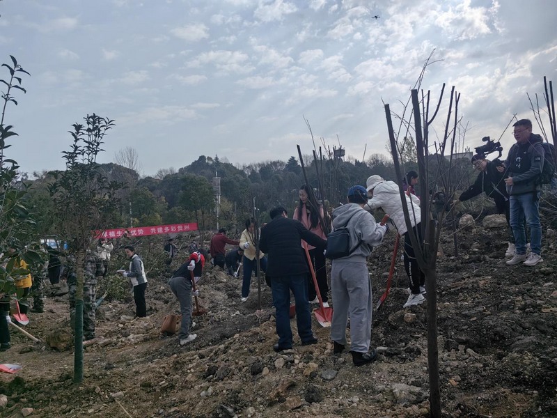 貴陽(yáng)市花溪區(qū)義務(wù)植樹活動(dòng)現(xiàn)場(chǎng)。貴州省林業(yè)局供圖.jpg