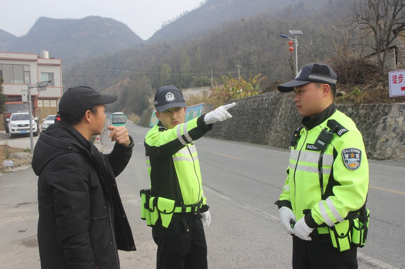 為賞花群眾指路。