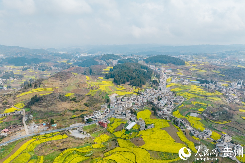 村寨、民居、鄉村公路交織如畫。人民網記者 涂敏攝