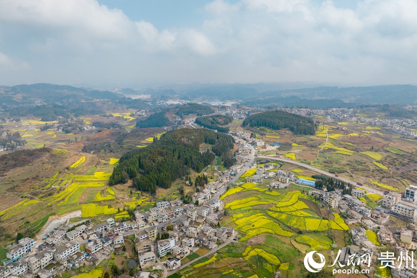 村寨、民居、鄉(xiāng)村公路交織如畫。人民網記者 涂敏攝