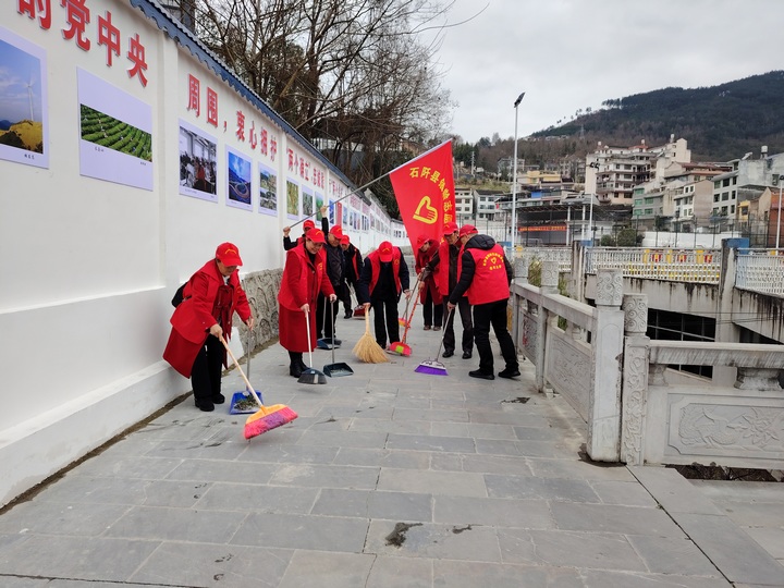 志愿者在清掃大街。