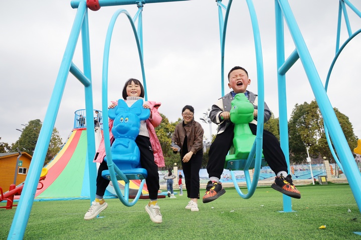 家長帶孩子體驗親子游項目。