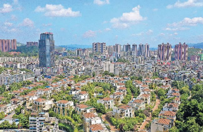 藍天白云下的烏當城區一角（2024年2月5日攝）。貴陽日報融媒體記者 周永 攝