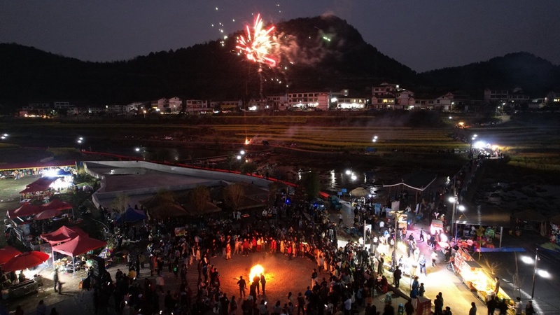 “貴陽(yáng)路邊音樂(lè)會(huì)·田園沙溪”活動(dòng)篝火晚會(huì)  查姜維 攝.jpg