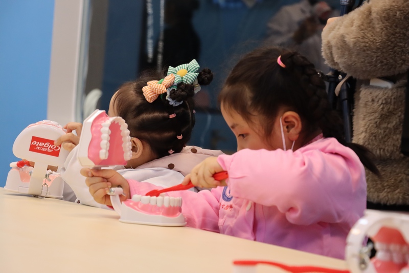 小朋友參與刷牙游戲。貴陽市口腔醫院供圖