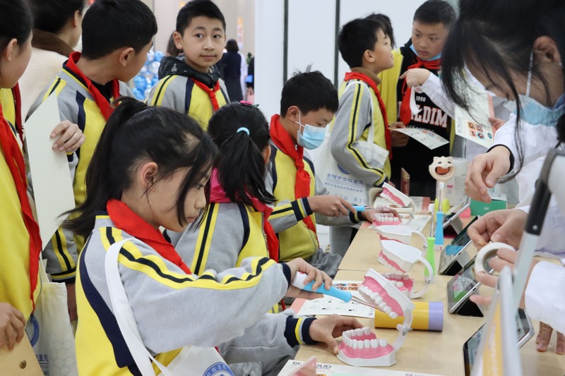 學生積極參與科普互動。貴陽市口腔醫院供圖