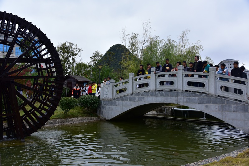 思政課教師給學生上水文化實踐課。貴州水職院供圖