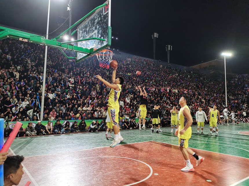 現場進行了激烈的籃球比拼。黃小桃攝