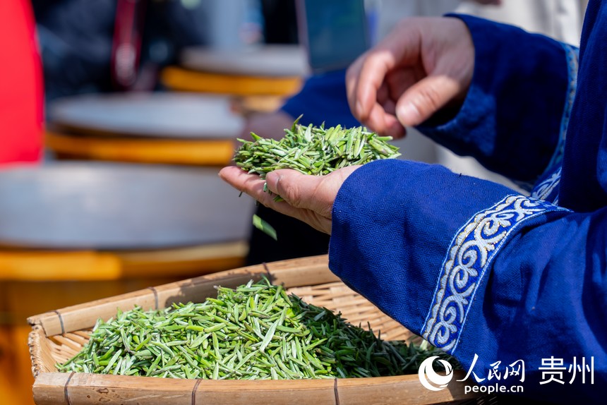 活動現場，炒茶師現場展示炒茶技藝。人民網記者 涂敏攝