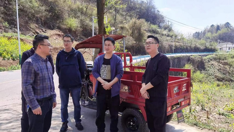 包村干部、村組干部與護林員在林區進出口布置帳篷，設置“森林防火檢查卡點” 修文縣融媒體中心姜繼恒 攝.jpg