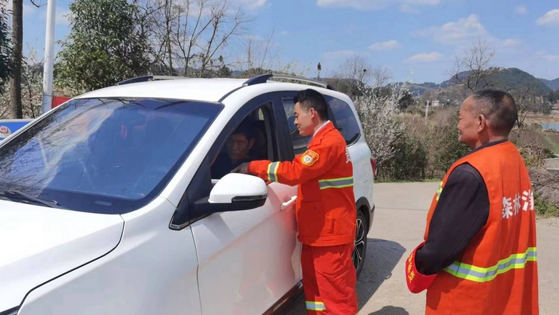 向過往群眾宣傳森林防火方面的政策、法規及應知應會知識 修文縣融媒體中心姜繼恒 攝.jpg