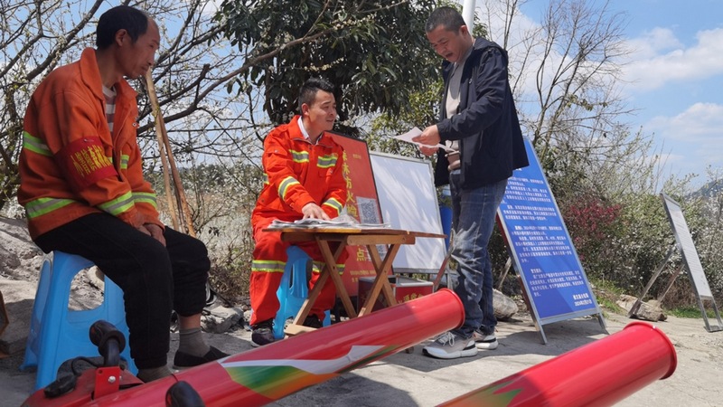 修文縣相關部門包村干部與鄉、村干部、護林員并肩作戰 修文縣融媒體中心姜繼恒 攝.jpg