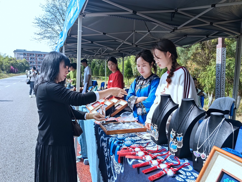 學(xué)生實(shí)訓(xùn)產(chǎn)品暨旅游商品展銷。黔南職院供圖