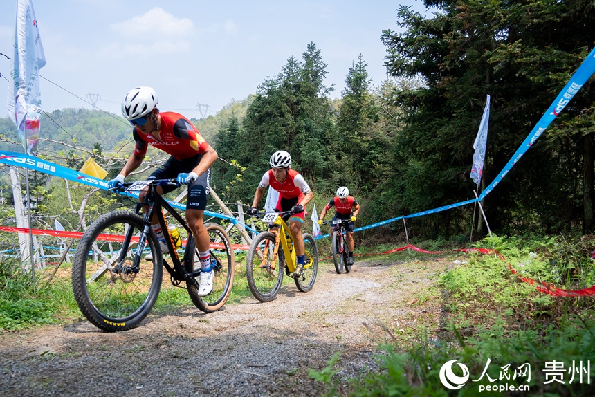 2 參賽選手在比賽中。人民網記者 涂敏 攝