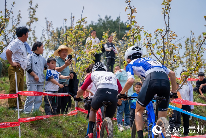 9 比賽現場,觀眾為參賽選手加油。人民網記者 涂敏 攝