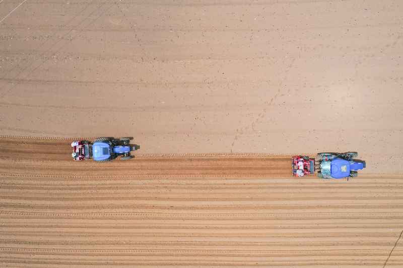 3月31日,在威寧自治縣觀風海鎮全程機械化馬鈴薯種薯擴繁基地,農機在耕種馬鈴薯。趙偉攝