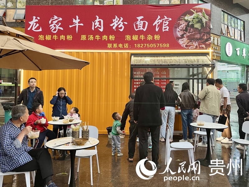 傍晚時分，百味嗦粉街的牛肉粉店生意依舊火熱。人民網 李麗萍攝