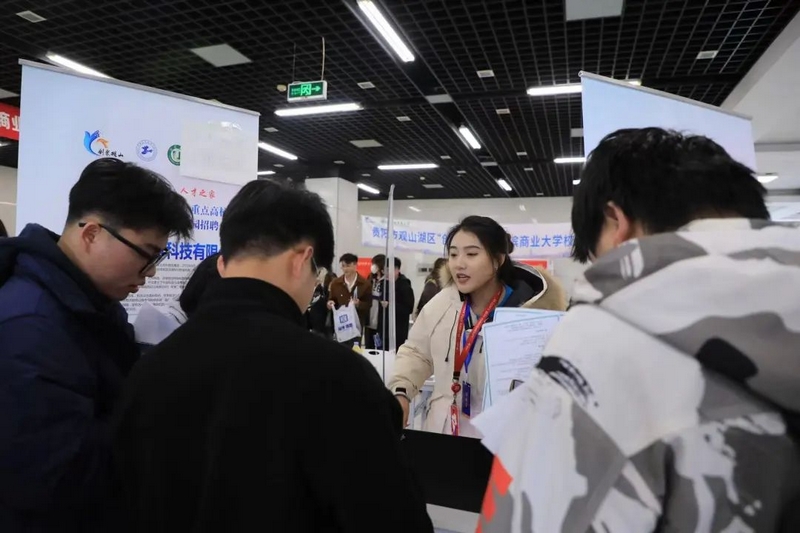 京東物流相關工作人員和求職者交流。