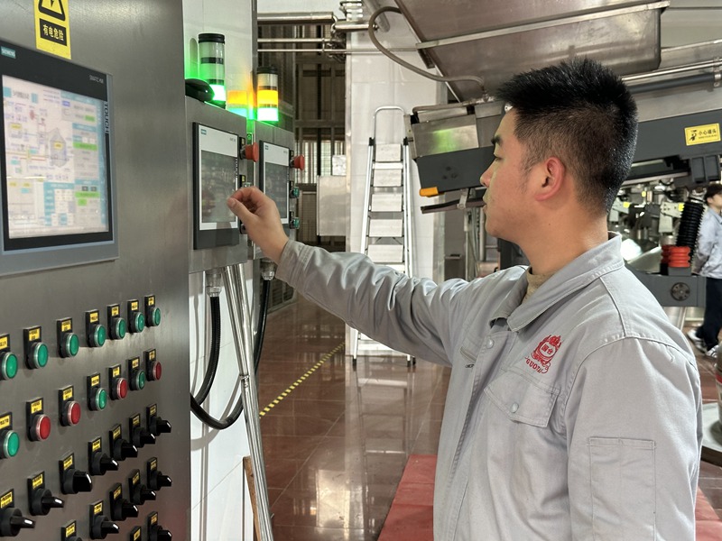 工作人員正在日常操縱設備。