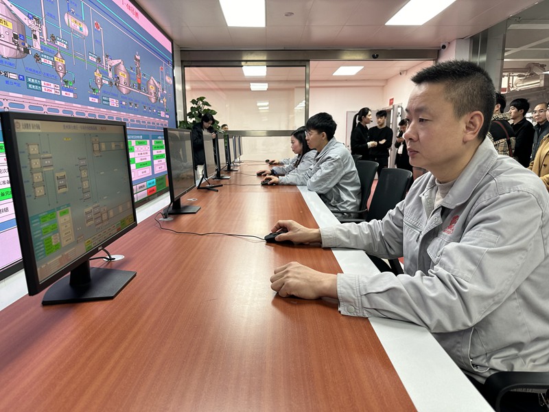 工作人員正在中控室觀察設備的基本運行況