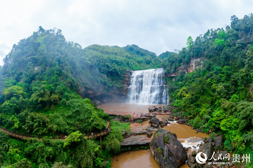 航拍貴州遵義赤水大瀑布。人民網記者 涂敏攝