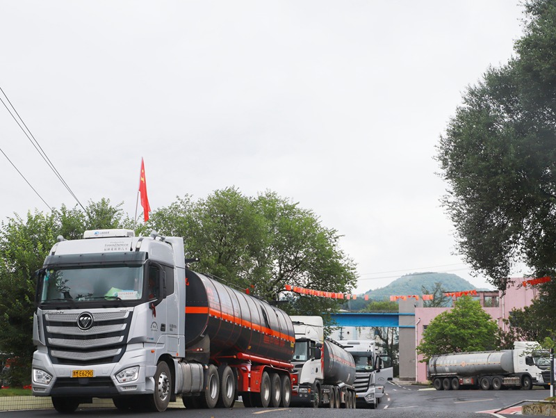 瀝青排隊裝運。