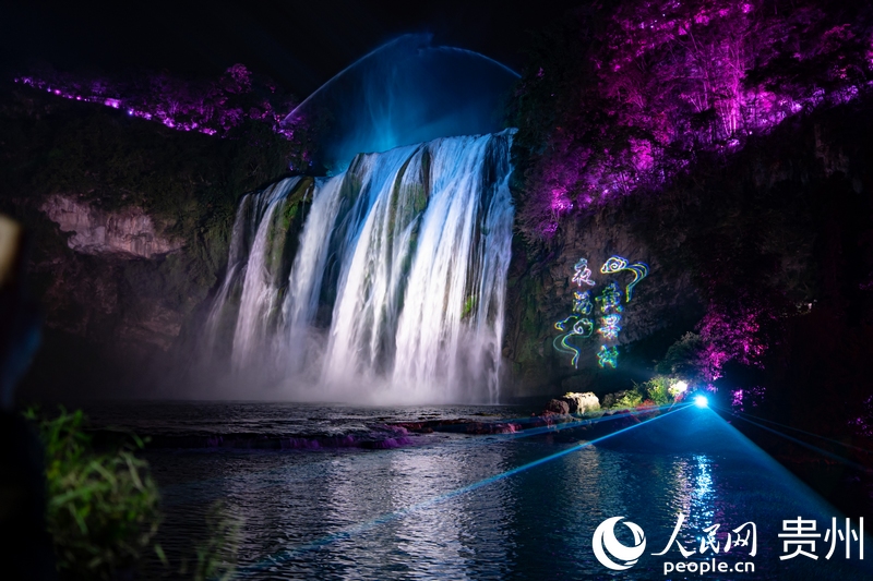 光影中的黃果樹瀑布。人民網 陽茜攝