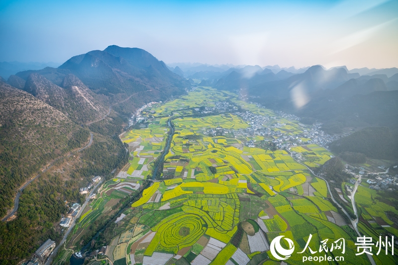 航拍興義萬峰林一角。人民網 涂敏攝