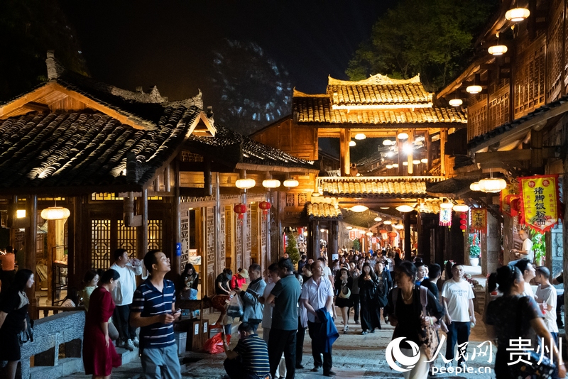 峰林布依景區游人如織。人民網 涂敏 攝