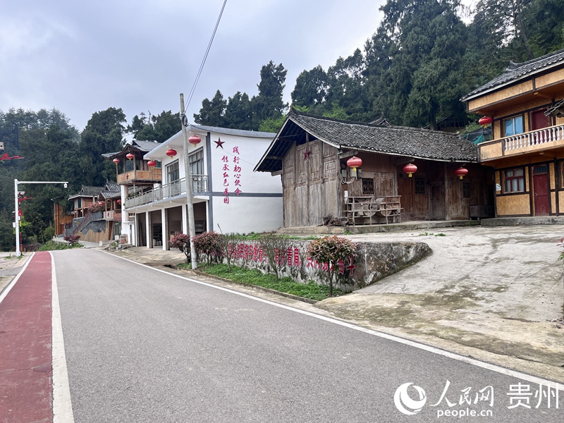 如今的白垛村村居整潔，景美宜居。人民網 陳潔泉攝 