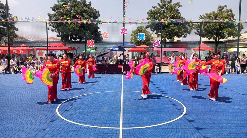 當天的球賽，還穿插開場節(jié)目表演、中場節(jié)目表演。姜繼恒攝