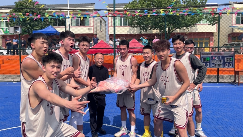 主辦方分別為獲獎代表隊頒發豬腿、雞、鴨等獎品。姜繼恒攝