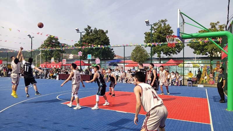 球場(chǎng)上，比賽雙方緊張對(duì)決，攻防有序，你來(lái)我往。姜繼恒攝