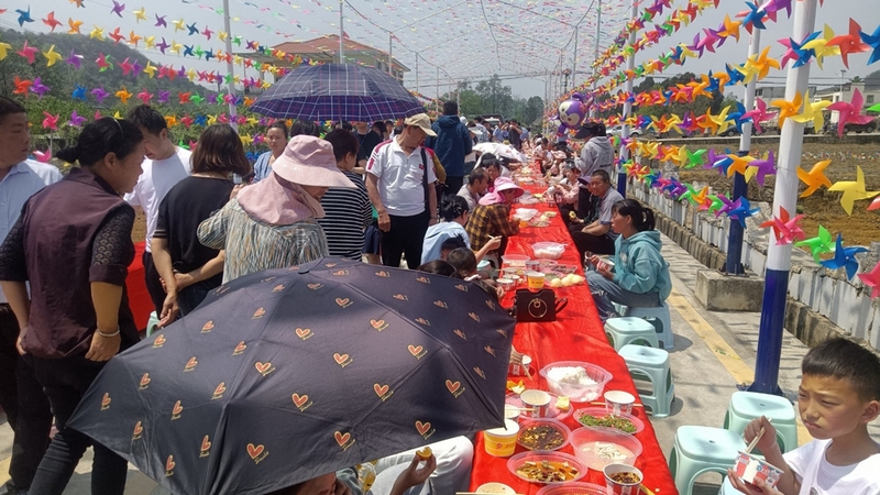 活動現場還設置“風車走廊”等游客打卡點，舉辦長桌宴，設置特色農產品展示區。姜繼恒攝