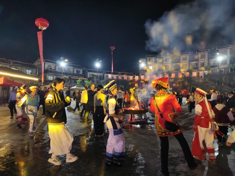 百里杜鵑管理區鵬程街道開展“天天篝火、夜夜狂歡”活動。