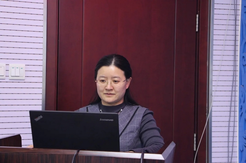 商崇菊參加學(xué)術(shù)活動。