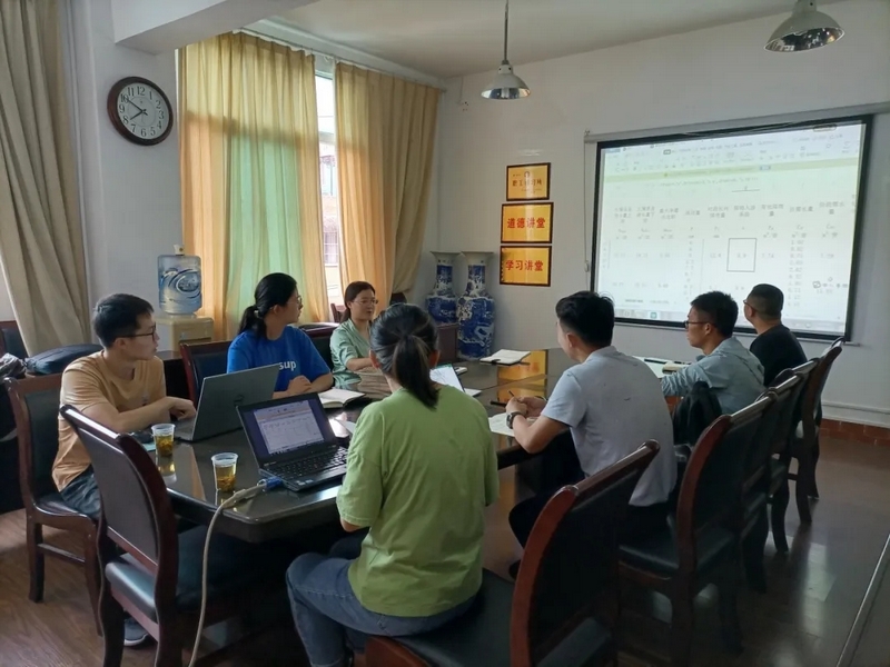 商崇菊主持項目討論。