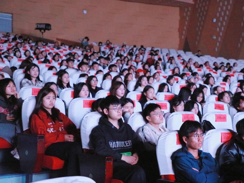 電影《我要當(dāng)老師》在貴州民族大學(xué)舉行專場點映。