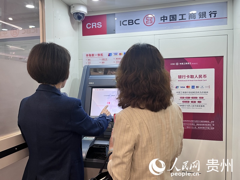 嘉賓在貴陽龍洞堡國際機場體驗支付服務。人民網 陳潔泉攝