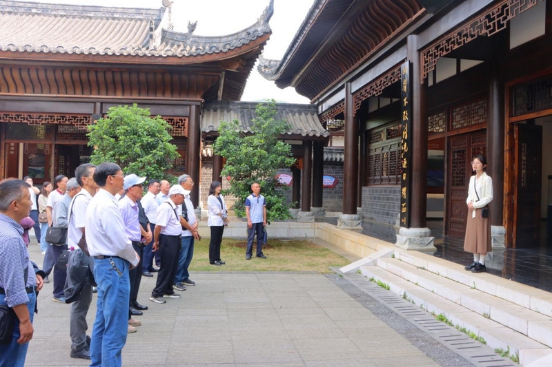 在織金縣平遠古鎮丁公祠開展“微黨課”活動。