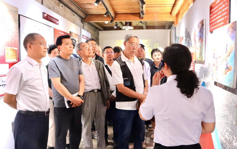 在黔西市大關鎮鹽號文化陳列館傾聽講解。