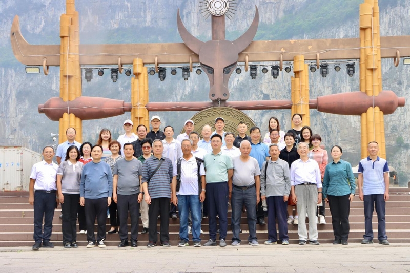 在黔西市新仁苗族鄉化屋村文化廣場合影。