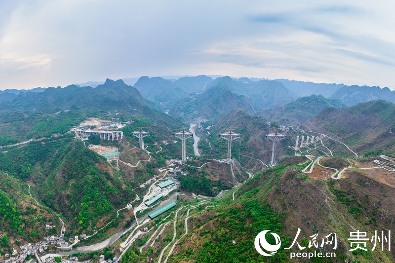 建設中的六枝特大橋（4月19日拍攝）。人民網 涂敏攝