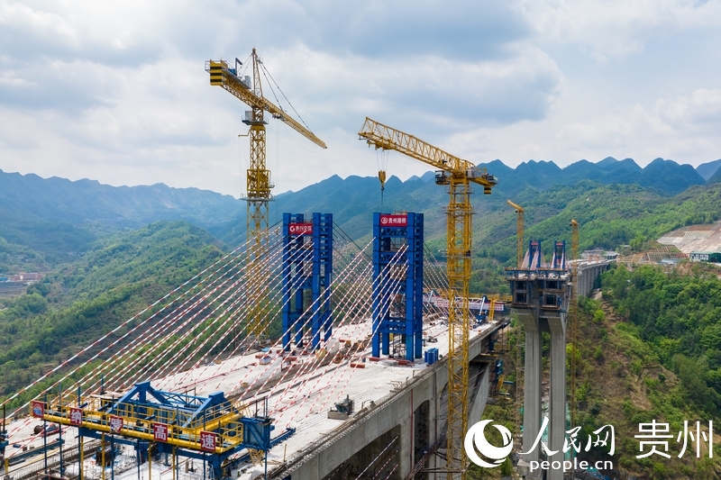 建設中的六枝特大橋（4月19日拍攝）。人民網 涂敏攝