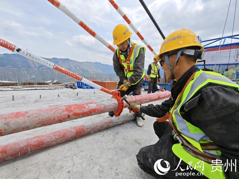 工人們為澆筑做準備工作。人民網 龍章榆攝