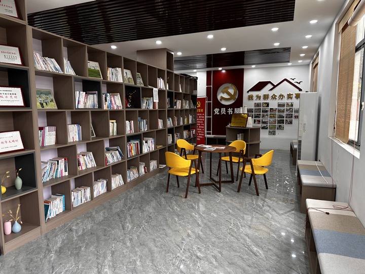 簸箕壩村農家書屋擺放整齊。