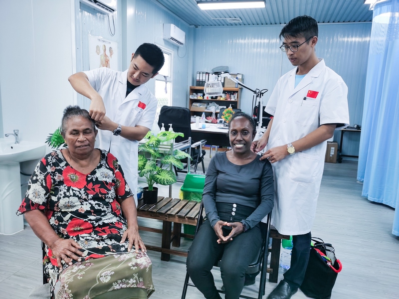 為當地患者進行針灸診療。貴州省衛生健康委供圖